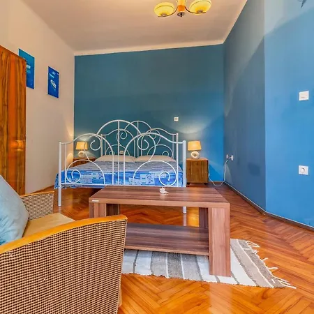 - Blue Gate Manor